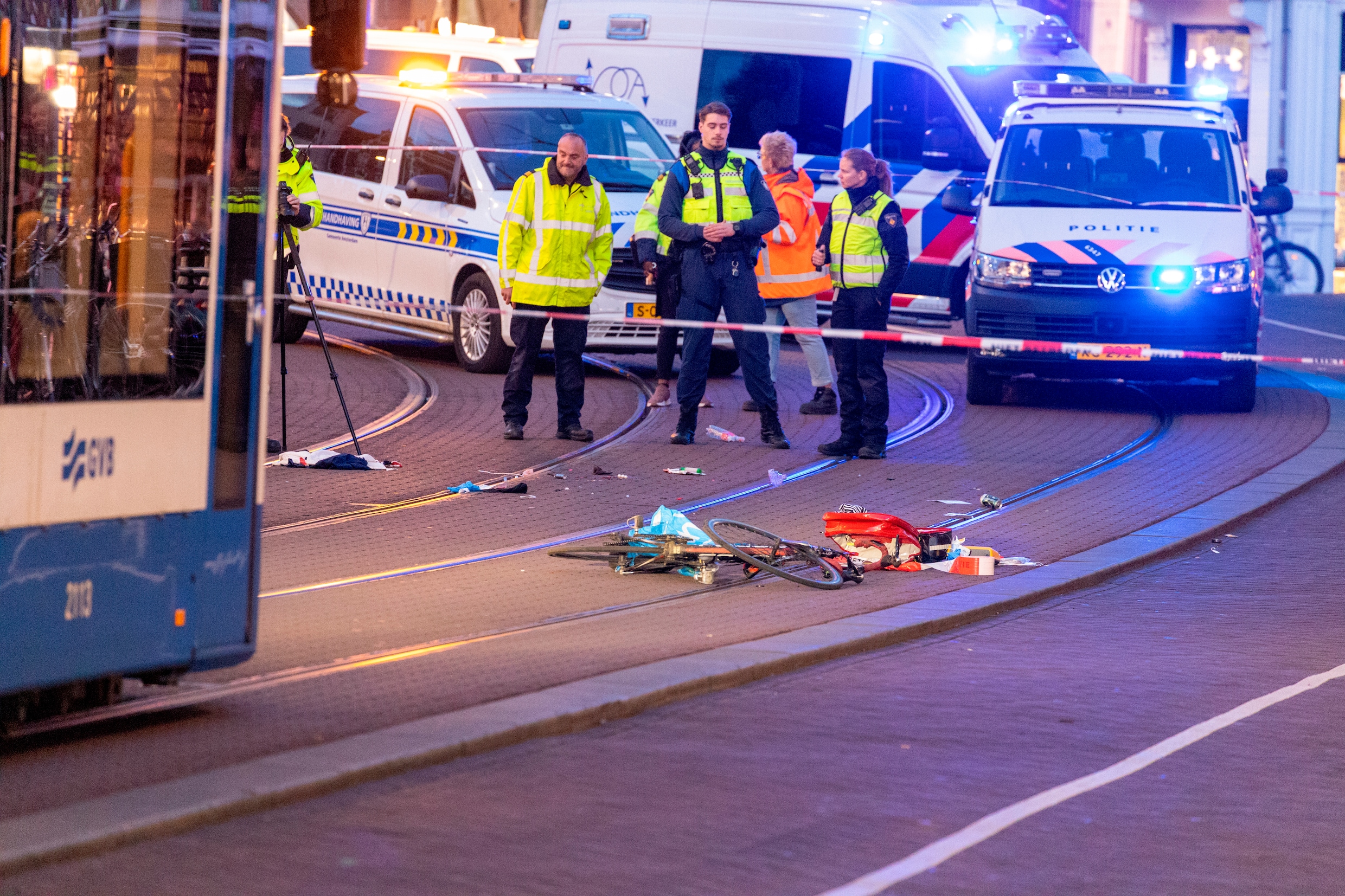 De fietsende man kwam terecht tussen twee trams