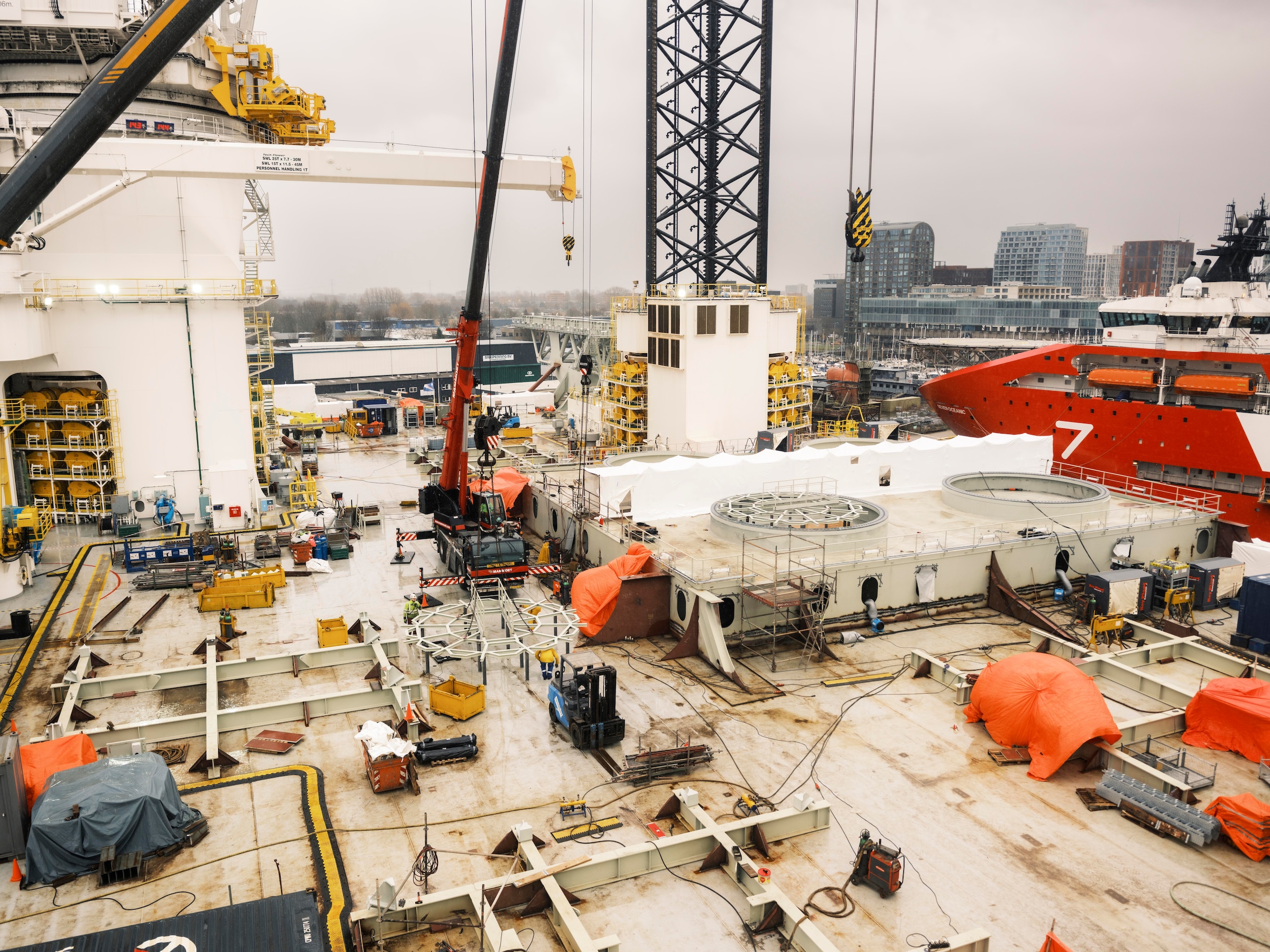 Briefly the highest point in Amsterdam: 208-metre crane towers over ...