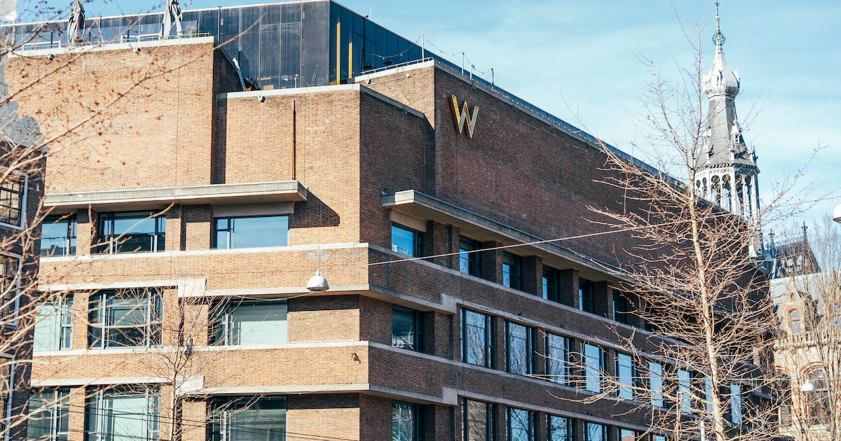 Kwakkelend W Hotel gaat toch wel op de schop: ‘De lobby moet een huiskamer voor de stad worden’