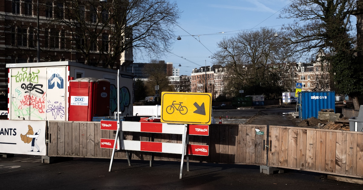 Influencer crosst met mountainbike langs wegwerkzaamheden in Amsterdam-Oost en gaat viraal