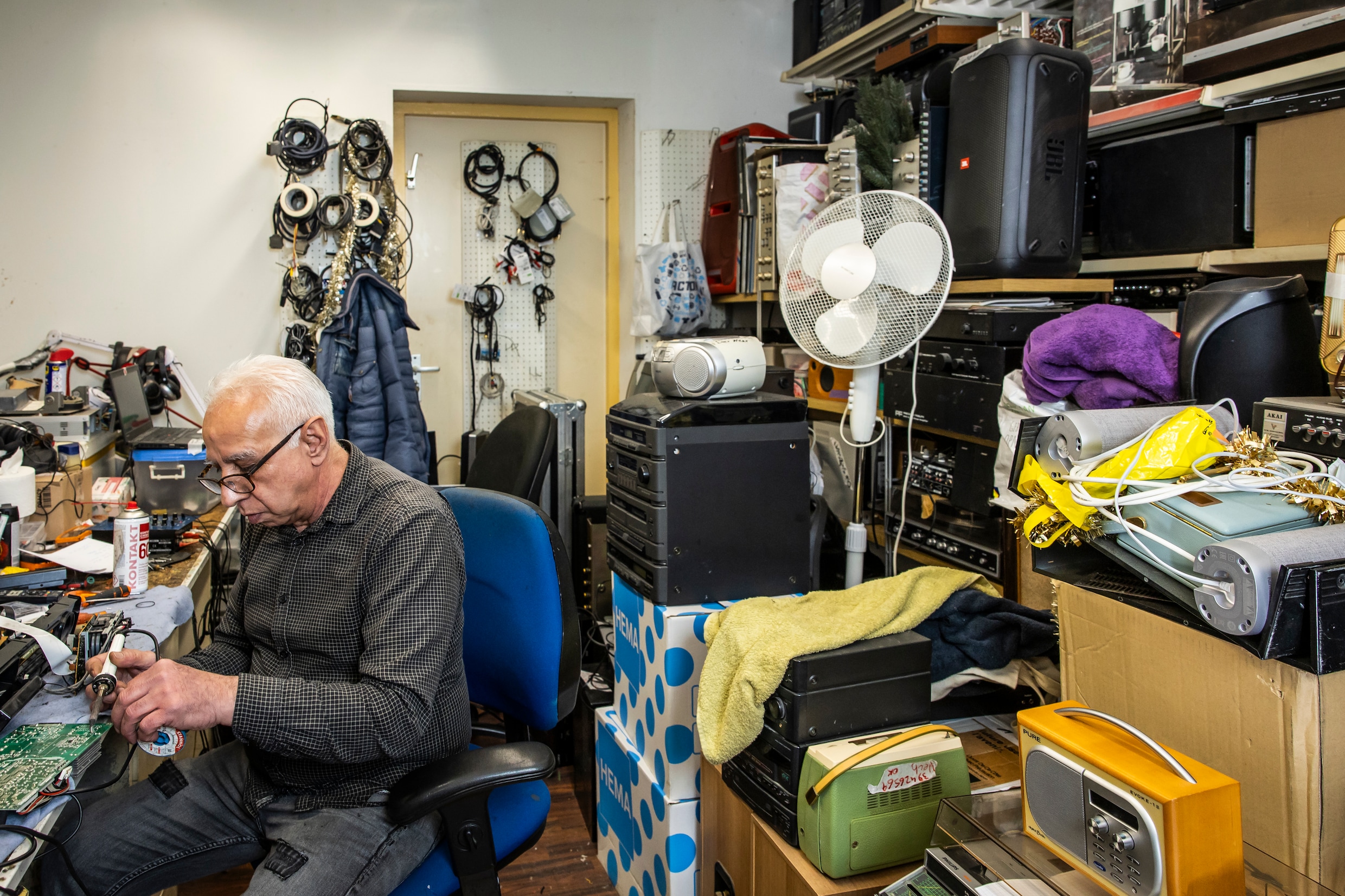 Iraanse Amsterdammer Ali (63) repareert al ruim 25 jaar audioapparatuur ...