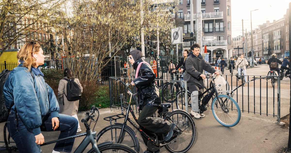 Werkzaamheden in de Linnaeusstraat zorgen voor ellenlange fietsfile: ‘Je wéét toch dat er dan proble