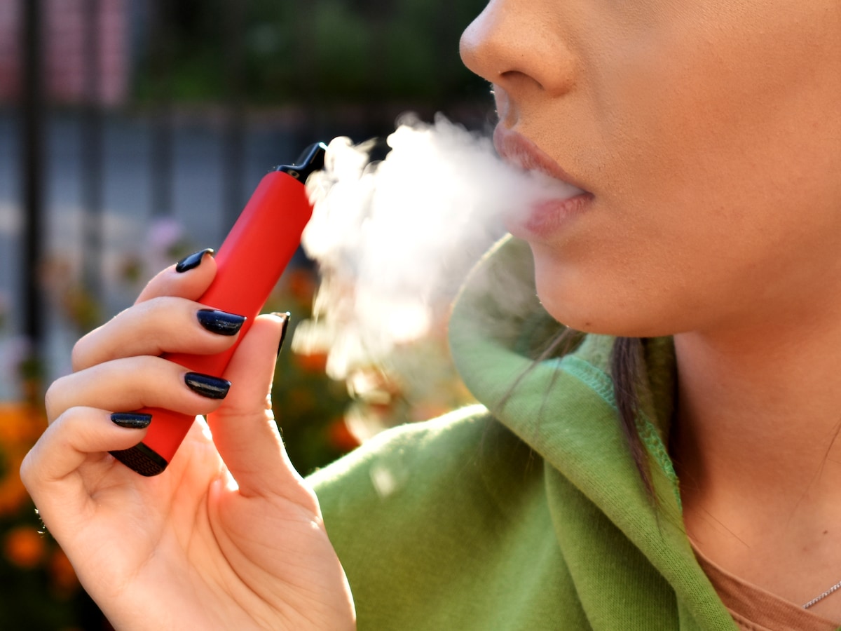 Teens can still buy vapes in shops despite ban: 'Sellers are happy to  profit at the expense of children' | Het Parool