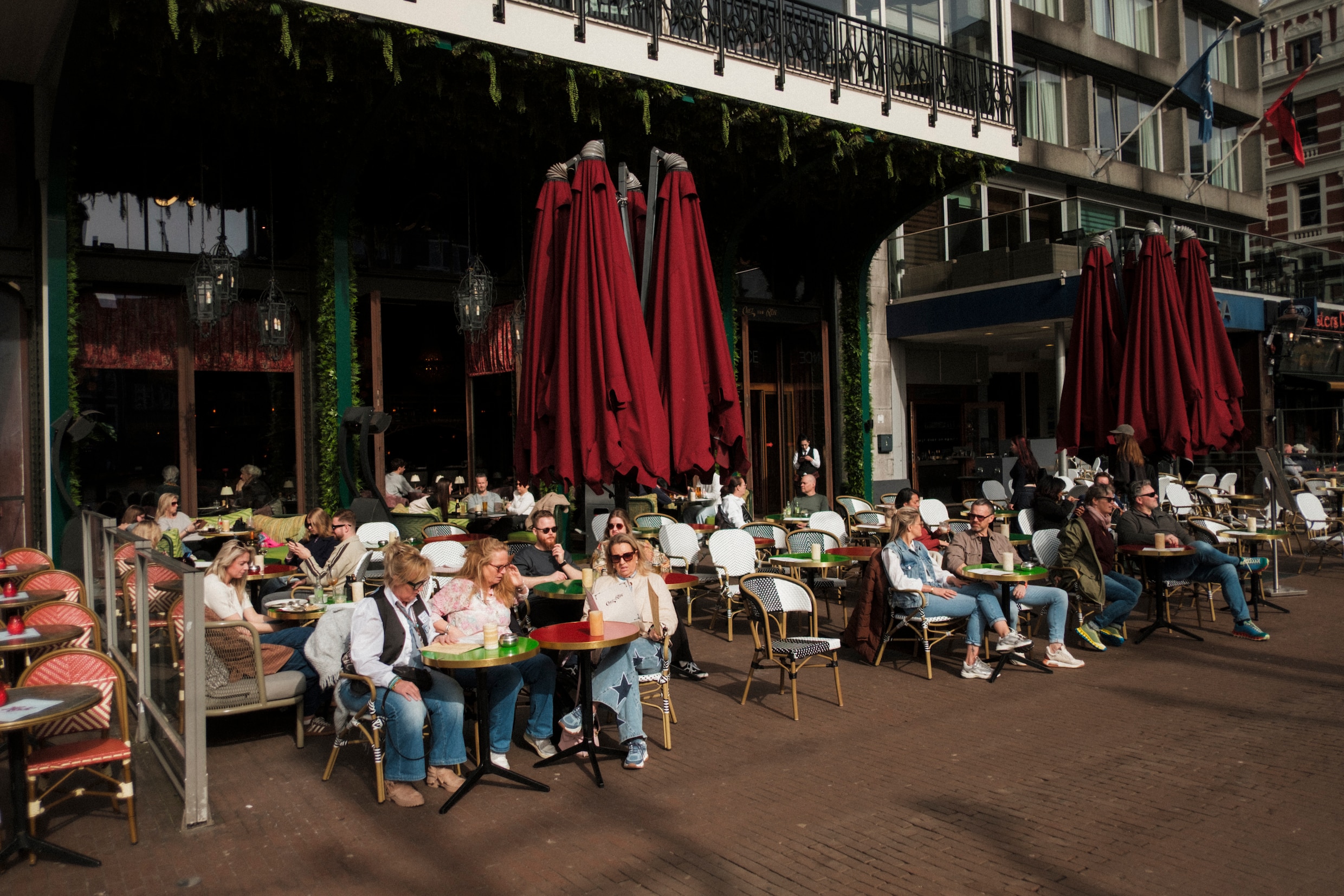 ‘We willen dat mensen de hele dag binnenlopen’: brasserie Chez Van Rijn ...