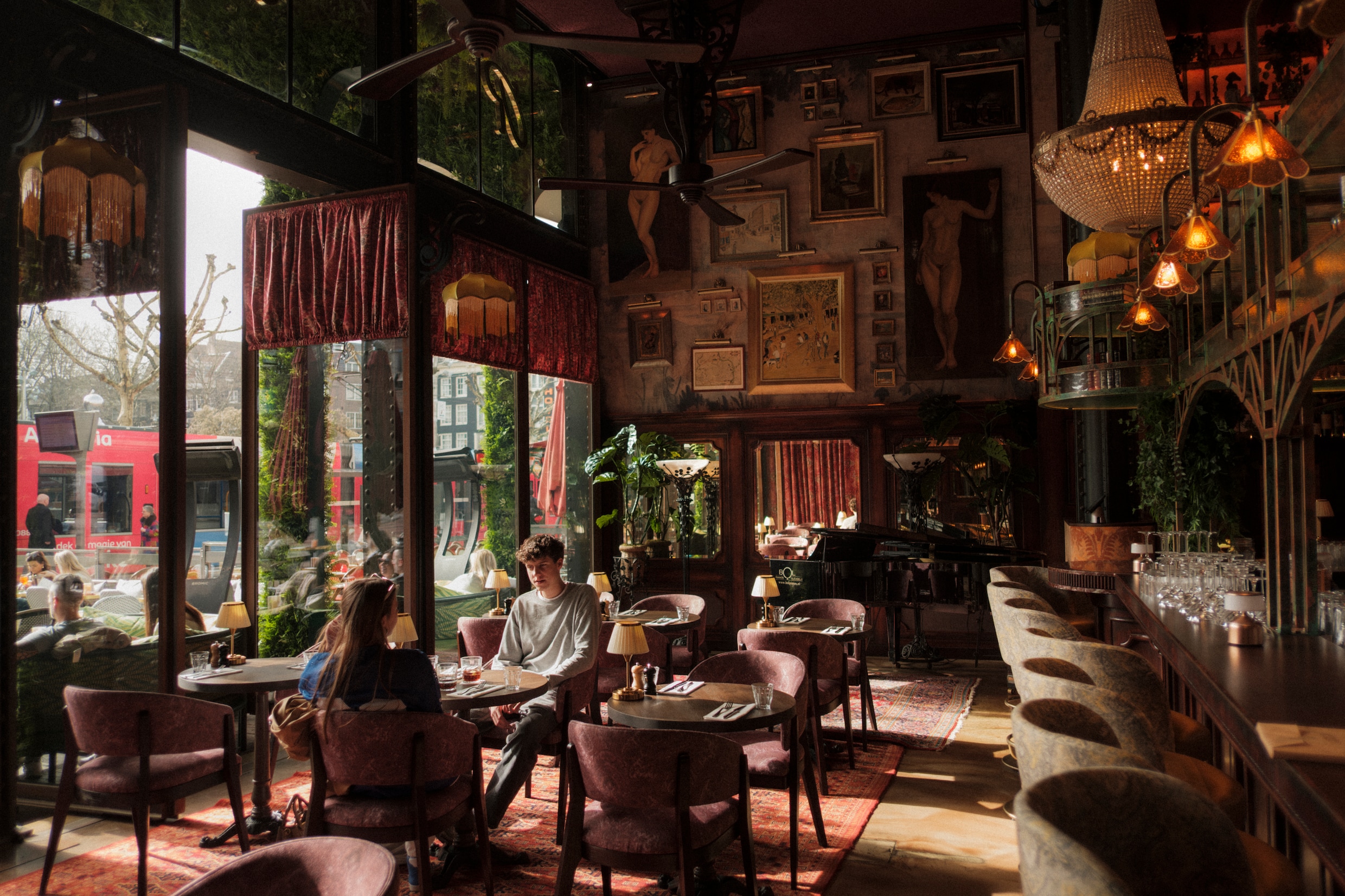 ‘We willen dat mensen de hele dag binnenlopen’: brasserie Chez Van Rijn ...