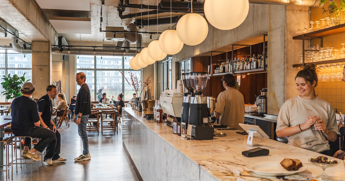 Café Écluse vult dan eindelijk het gapend gat in de architectonische parel het Sluishuis op IJburg