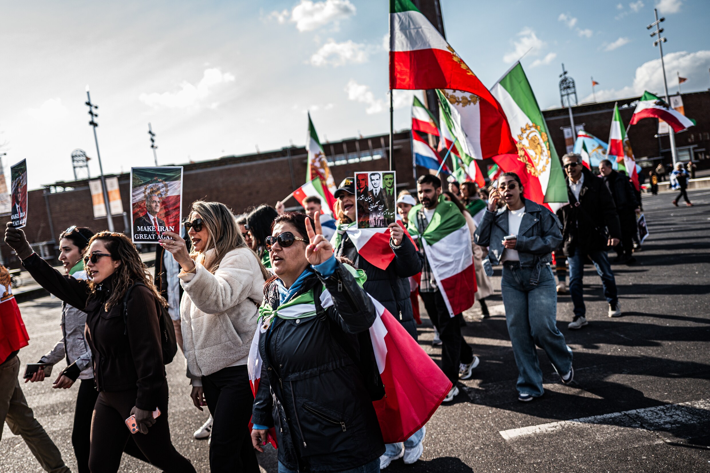 Iraniërs en Joden demonstreren samen op het Stadionplein voor Iran ...
