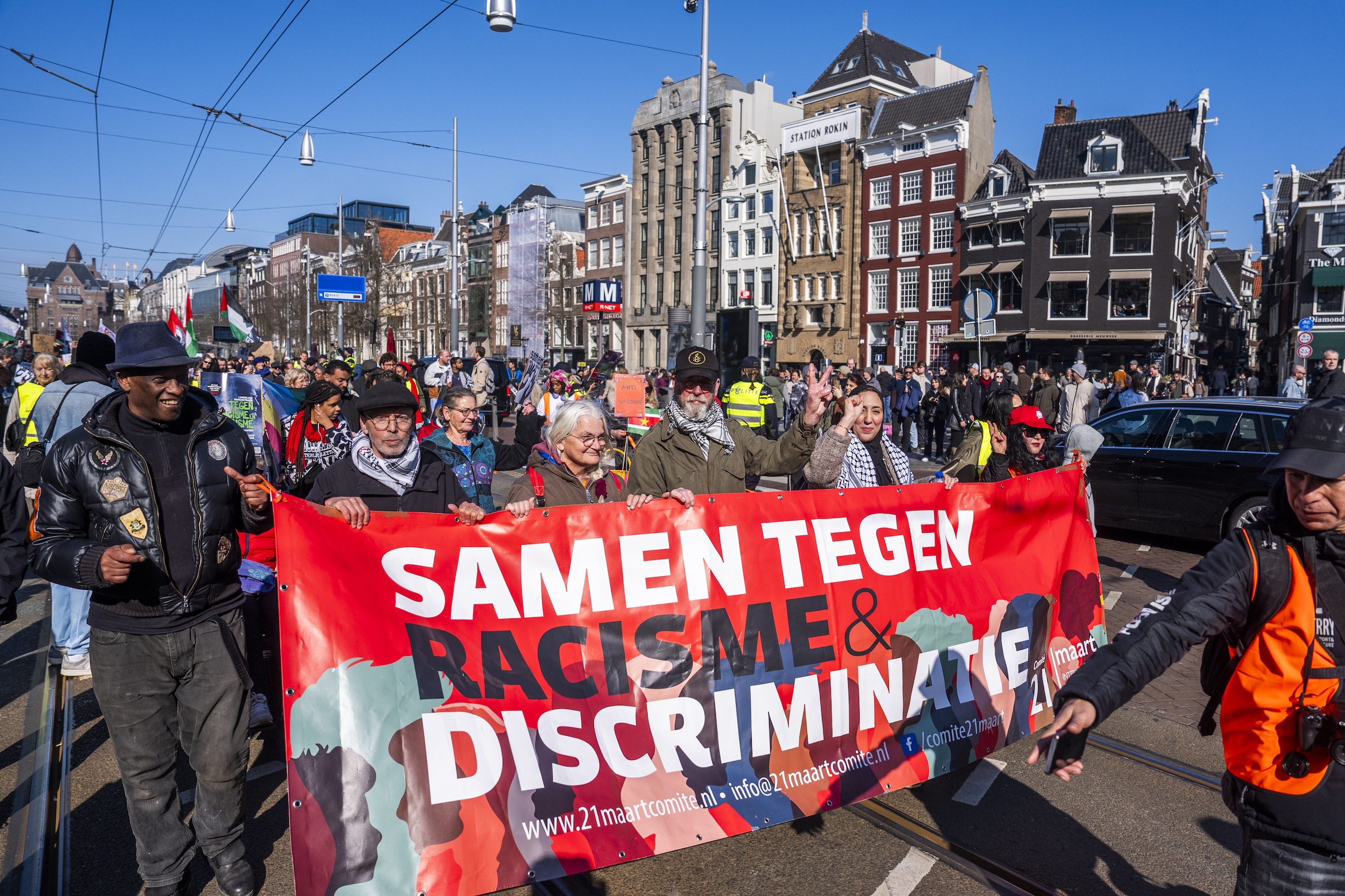 Duizenden bij demonstratie tegen racisme en fascisme in Amsterdam ...