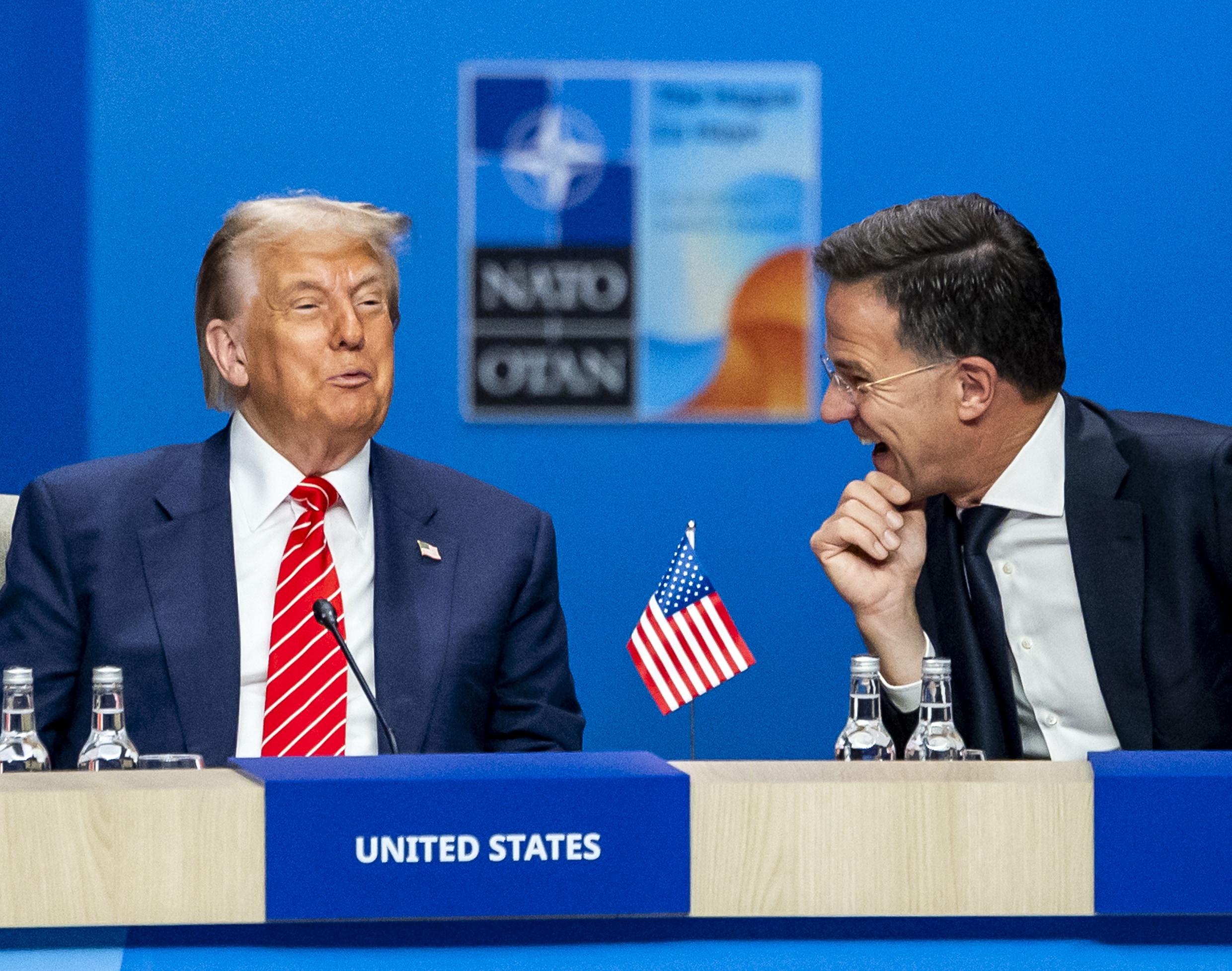 Trump sneert weer naar ‘laffe’ Navo-partners, Europese kritiek op Mark ...