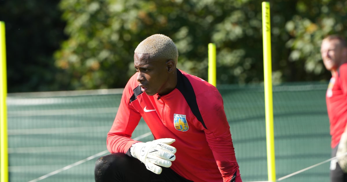 Op pleintjes in Amsterdam blonk hij al uit, nu jaagt keeper Jahnilo Wiegel (21) met Suriname op een 