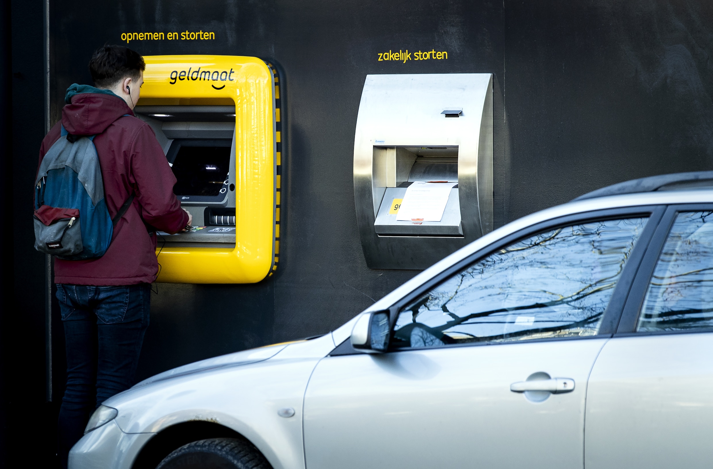 Geldmaat sluit deel geldstortautomaten na plofkraken en beperkt ...