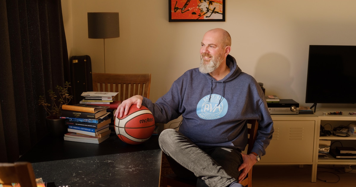 Jeroen (58) zat jarenlang zijn tranen weg te vegen tot hij terug kon naar Amsterdam: ‘Ik ben nu waar