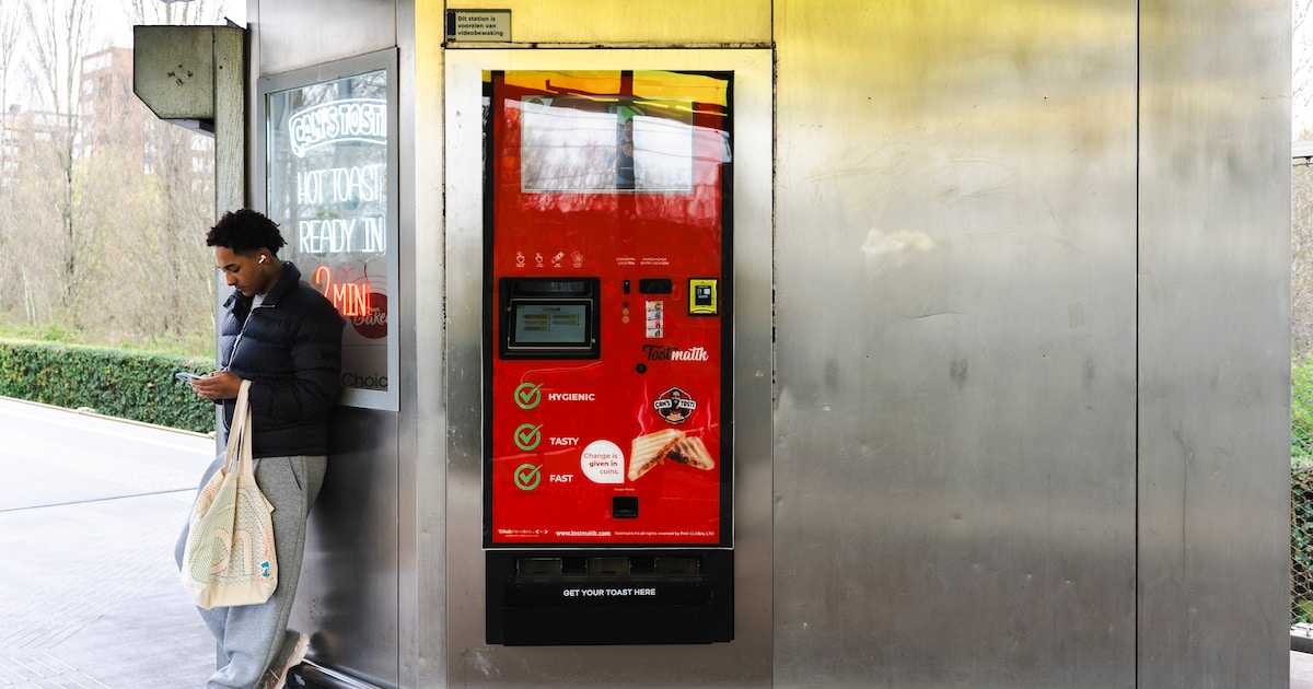 Hot grilled sandwiches are now available from vending machines at six Amsterdam metro stations: ‘The