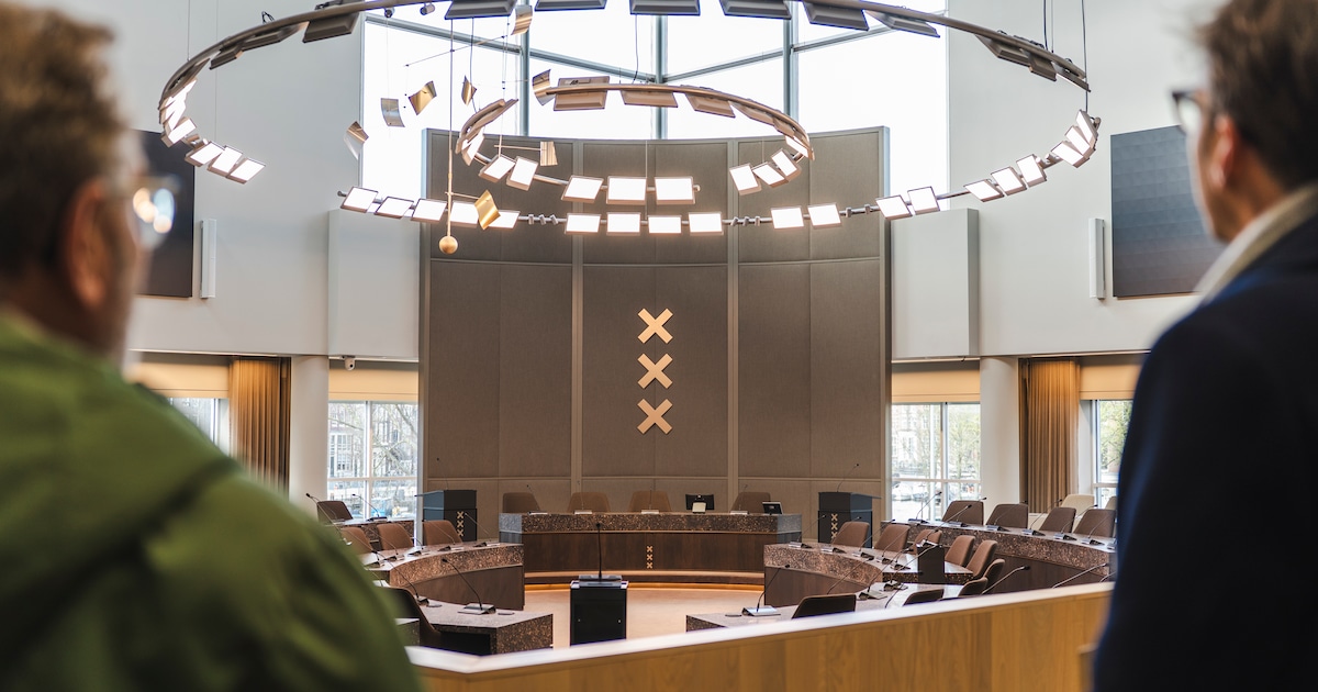 Het interieur van de nieuwe Amsterdamse raadzaal had best wat tegendraadser gemogen: het is nu voora