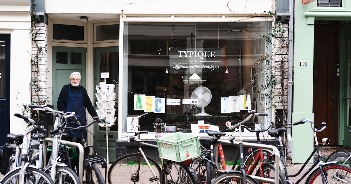 Deze ambachtelijke drukker (83) op de Haarlemmerdijk is nog lang niet uitgedrukt: ‘Al kan ik natuurl