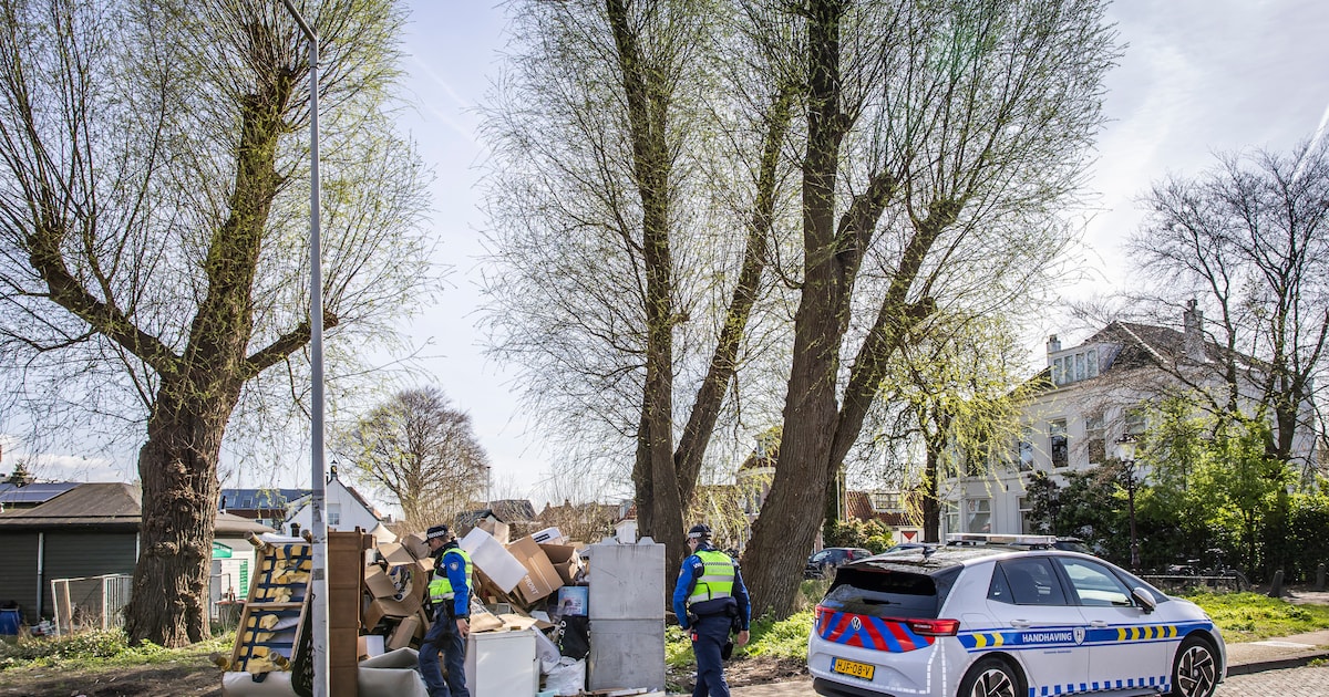 Kartonnen dozen, een kast, matrassen: een van de meest idyllische weggetjes van Amsterdam wordt bedo