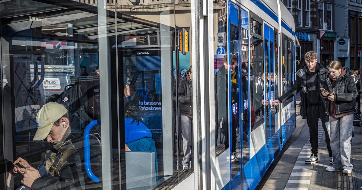 Opinie: ‘De oplossing is niet een telefoonvrije tram, maar oortjesvrije mensen’