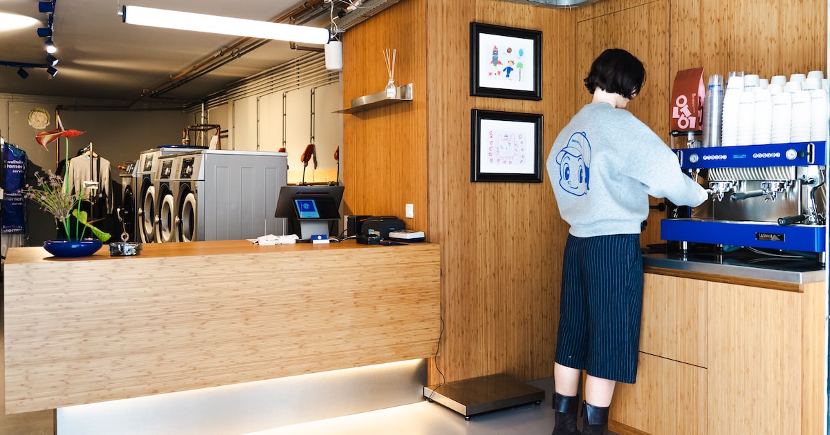 Bij Laundry Boy in de Jordaan haal je een kop koffie of matcha terwijl je was wordt gedaan