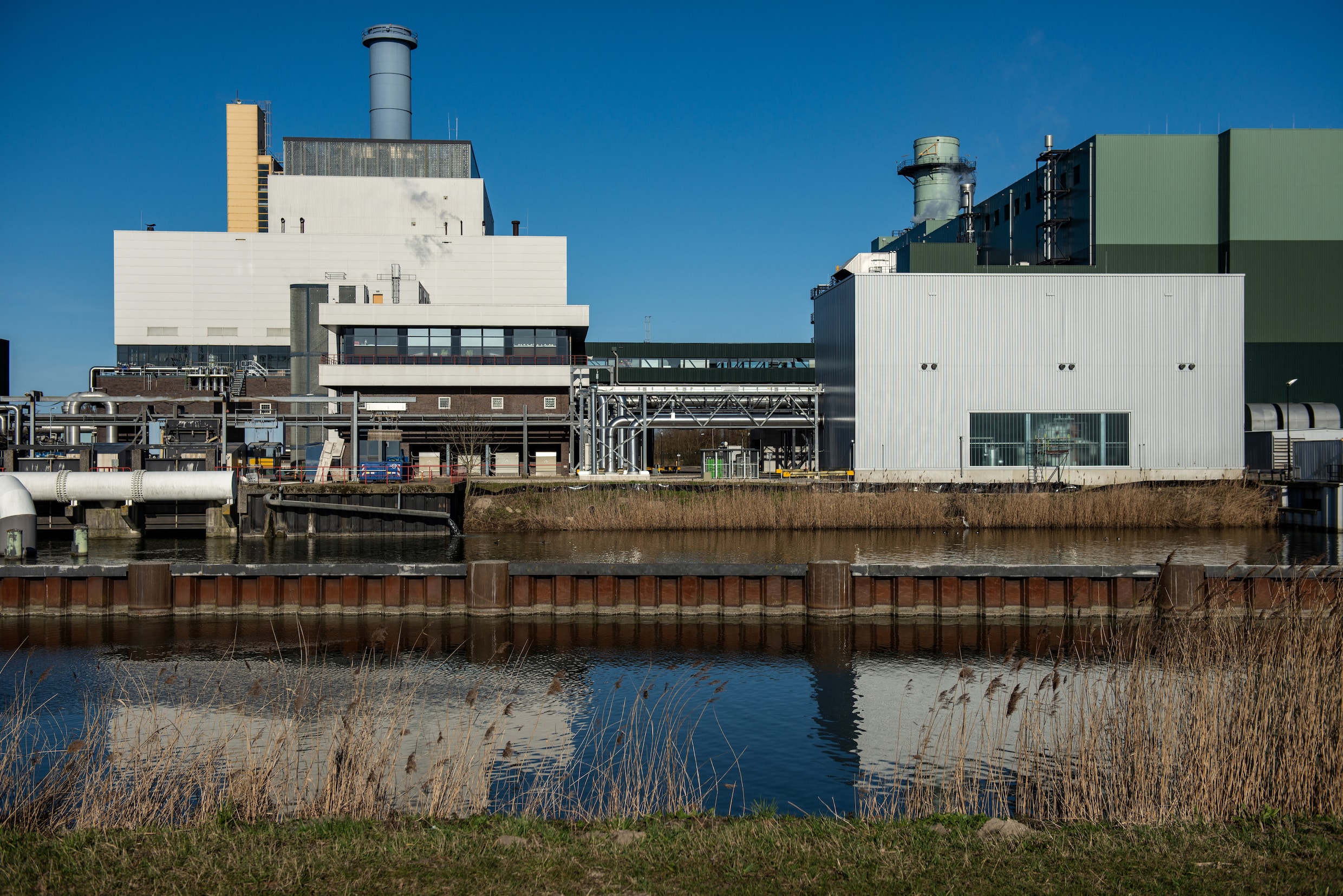 It may look like an insignificant little building, but this 'giant tea  kettle' heats tens of thousands of homes in Amsterdam | Het Parool