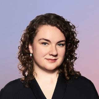 Ik rechtte mijn rug en channelde, midden op de redactievloer, mijn beste volkszanger