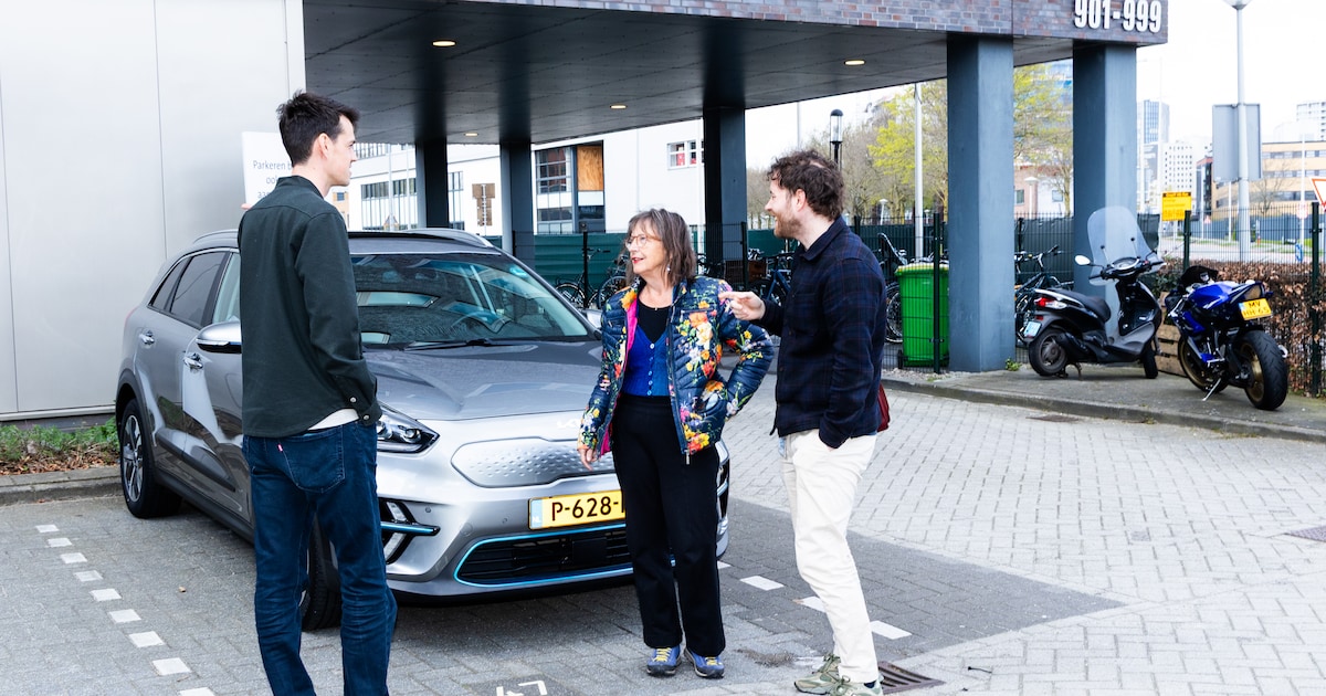 Sinds de oorlog in Iran verkoopt deze Amsterdamse autodealer meer elektrische auto’s: ‘We hebben gee