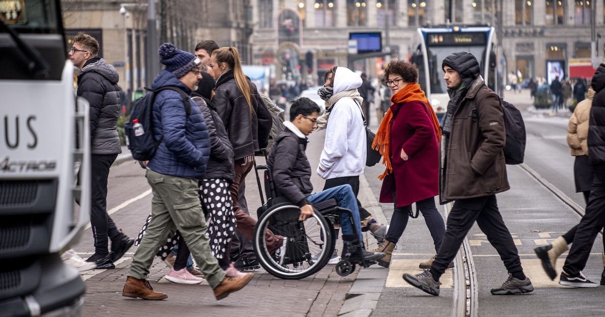 Opinie: ‘Hoezo is er na 25 jaar tilservice geen oplossing voor 68 Amsterdammers die niet zelf hun tr