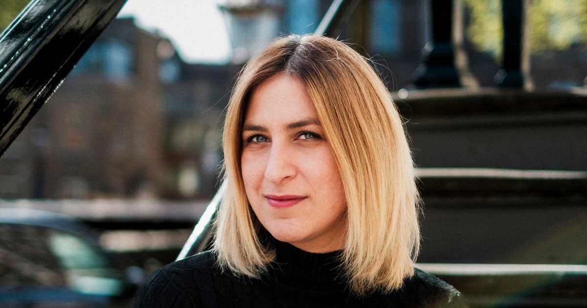 ‘Ik ben ietsje later,’ appt de ‘makelaar’ aan wie Daniela (33) duizenden euro’s heeft betaald voor e