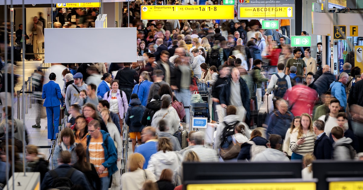 Drukte op Schiphol door begin van de meivakantie: ‘Mensen zijn kuddedieren: als ze een rij zien, gaa