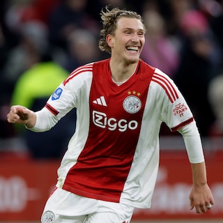 Ajax with Itakura, Mokio and Regeer in midfield, guard of honor for champions PSV to follow