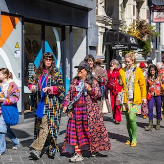Brightly dressed group walks the Colour Walk in Amsterdam: ‘I want to bring more color and positivity to the city’