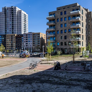 The contrast between these ‘park villas’ in Elzenhagen-Zuid and the surrounding neighborhoods in North is stark