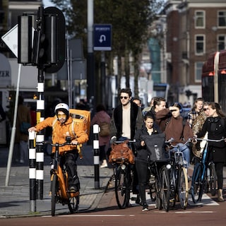 Smart traffic lights turn green faster for cyclists via an app – but not in Amsterdam