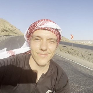 After an accident in Syria, Sebastiaan (26) had to cut short his bike trip to India; now his journey is on TV: ‘You see me struggling’