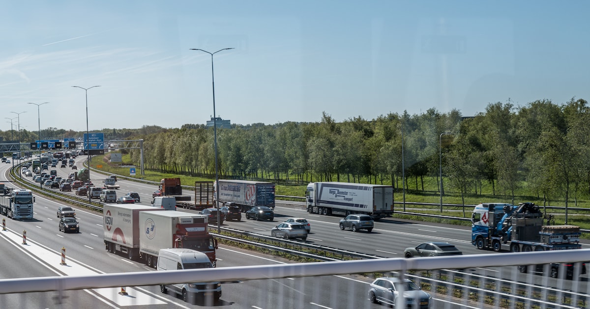 Ongeluk met gekantelde vrachtwagen op A9 bij Amstelveen, automobilist gewond naar het ziekenhuis