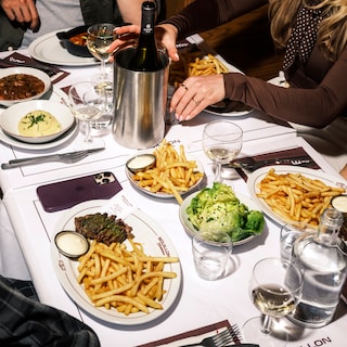 Quick bite and on your way: the best places to eat and drink near Amsterdam Central Station