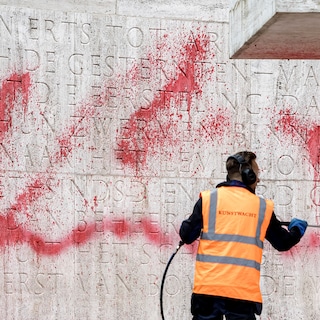 How Kunstwacht cleaned the National Monument on Dam Square so quickly after defacement: ‘Very delicate work’
