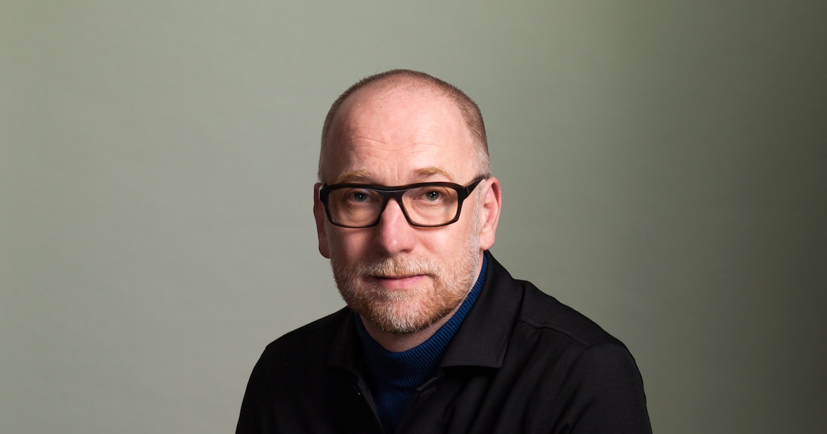 Koos Breukel fotografeert museumdirecteur Eelco van der Lingen | Het Parool