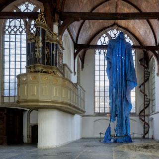 British artist fills Oude Kerk with construction debris – a powerful symbol of Amsterdam under construction