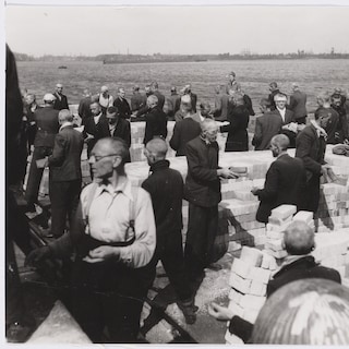 Traitors imprisoned in KNSM warehouses after the war: sleeping on straw, poor food and riots