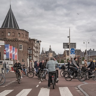 Only ring in case of danger or also to pass? The bicycle bell divides road users