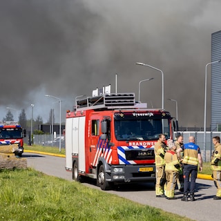Heavy smoke from major fire at data center in Almere