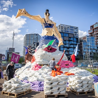 7-meter-high women's monument on display at NDSM wharf: 'It's not a sweet piece of handicraft, but a razor-sharp knife'