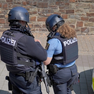 Hostage situation at German bank, massive police presence