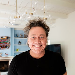 Bram (52) lives in 129 sqm by the Vondelpark: ‘I love shiny, colorful and extravagant, but also antique and old’