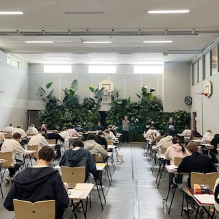 A gym full of greenery for final exams at Het Amsterdams Lyceum: ‘Plants won’t help you with a business economics problem’