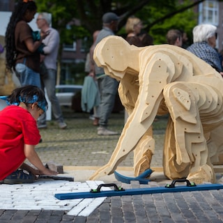 Sculptures of ‘in-between people’ at Amsterdam's Krugerplein: An ode to the city’s connectors