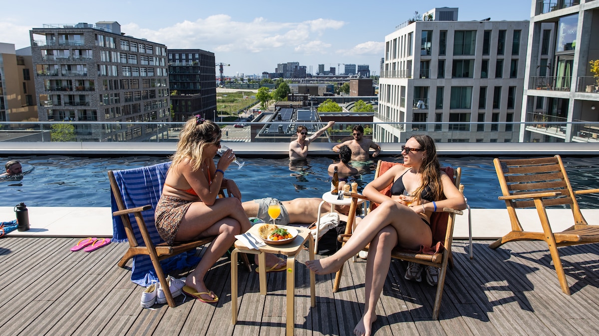 For yoga fans and other thirtysomethings, there's no better brunch spot  than the rooftop terrace of Stretch and Fold (7.5) | Het Parool