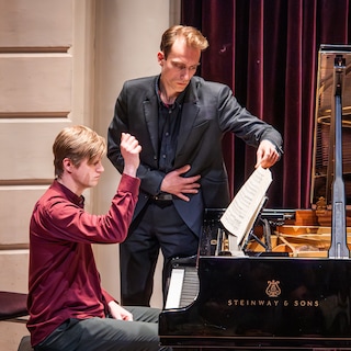 Bladomslaander Vincent (28) leest naast de pianist noten, ademhaling, spanning en tempo van partituren: ‘Soms is het zweten voor ons allebei’