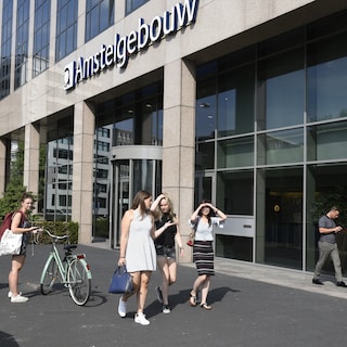 Amsterdam ditches expensive offices for mega-office for 20,000 civil servants opposite Amstel Station