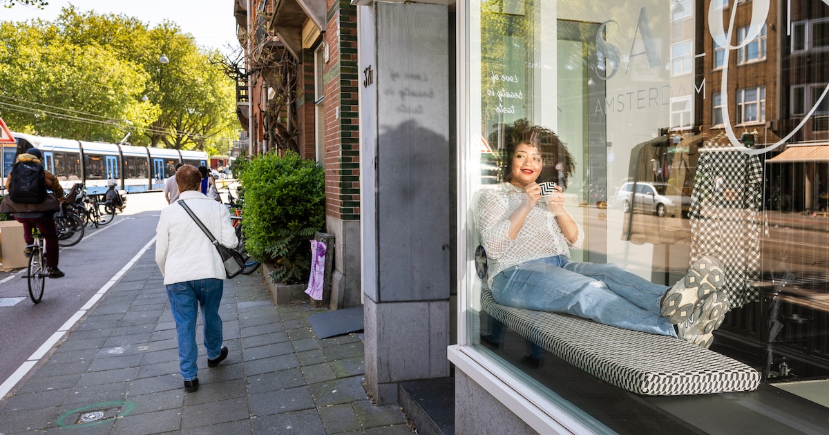Voor krullenkapper Rajaa (43) is zaterdag de drukste dag van de week: ‘Ik ben blij dat ik nu anderen
